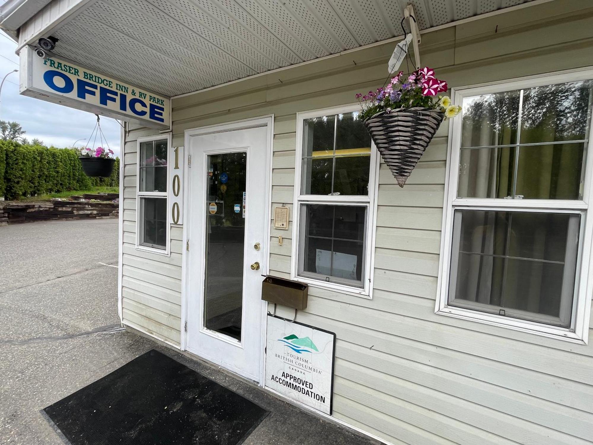 Fraser Bridge Inn كويسنيل المظهر الخارجي الصورة