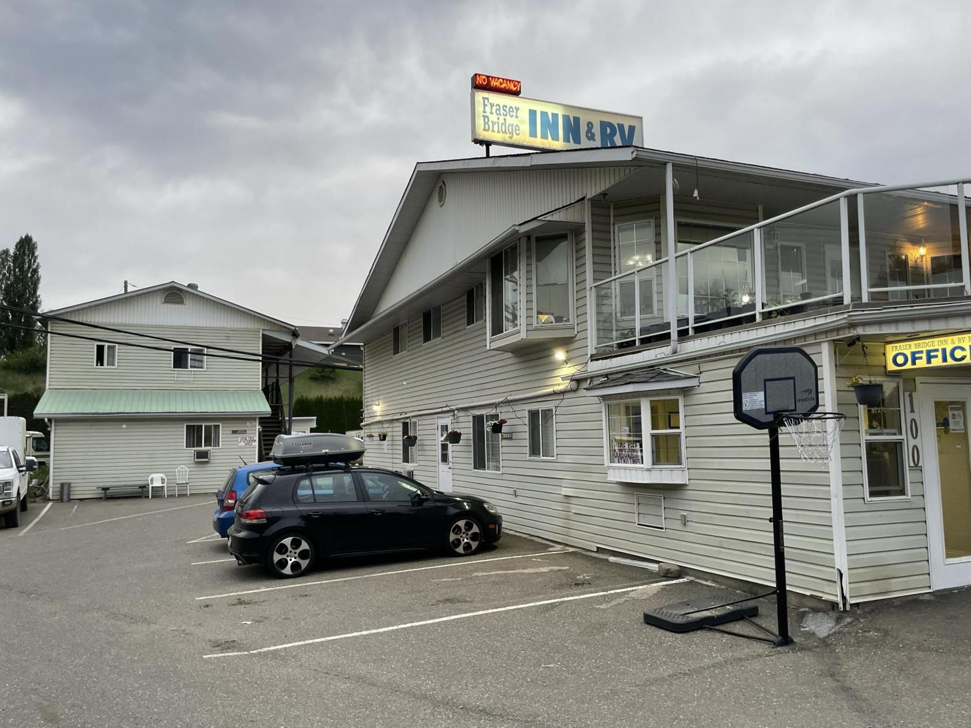 Fraser Bridge Inn كويسنيل المظهر الخارجي الصورة