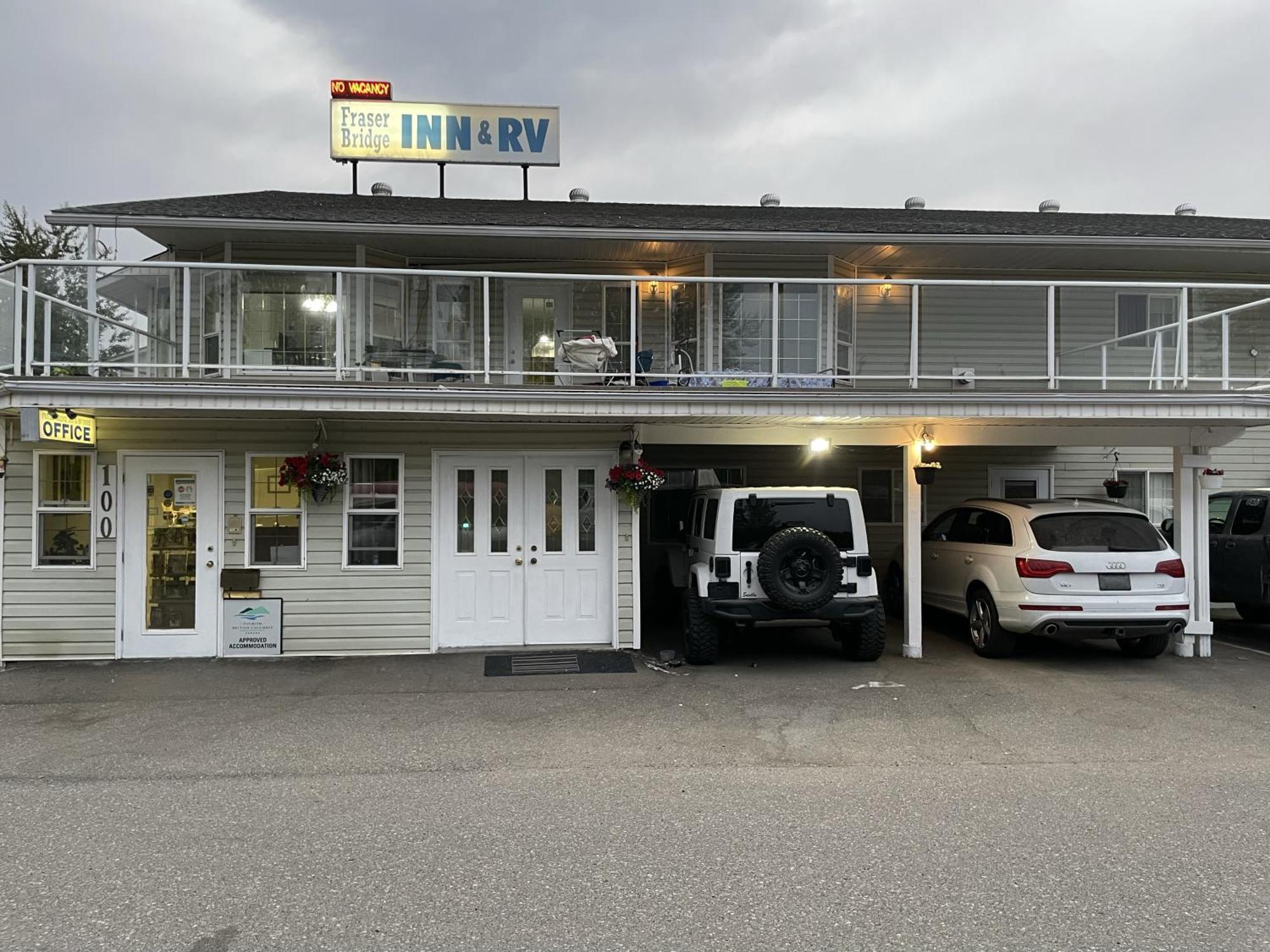 Fraser Bridge Inn كويسنيل المظهر الخارجي الصورة